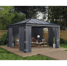 Gartenpavillon mit Vorhängen und Sitzgruppe auf einer Holzterrasse