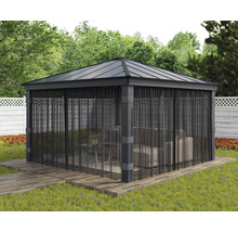 Gartenszene mit Pavillon mit Vorhängen und Gartenmöbeln auf Rasen