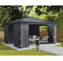 Gartenpavillon mit Vorhängen, Möbeln und Beleuchtung auf einer Terrasse im Garten.