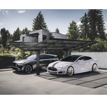 Zwei Autos unter einem Carport vor einem modernen Haus.