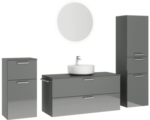 Badezimmer mit Waschtisch, Spiegel und Schrank