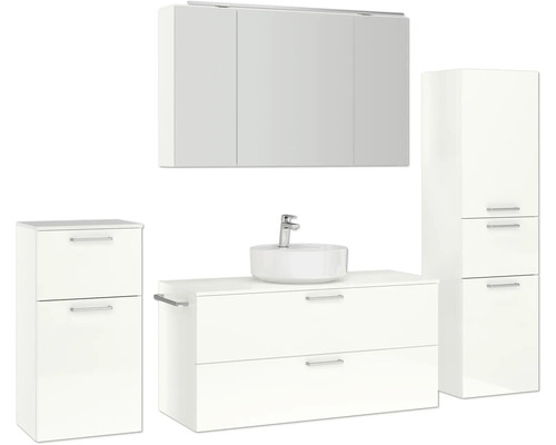 Badezimmer mit Waschtisch, Waschbecken, Spiegelschrank und Hochschrank