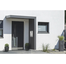 Außenansicht eines Hauses mit Eingangstür, Briefkasten und Fenstern