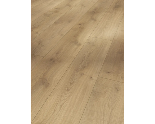Nahaufnahme von Laminatboden mit Holzoptik