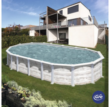 Ovaler Pool im Garten vor einem Wohnhaus