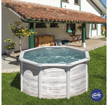 Aussenpool mit Holzverkleidung im Garten
