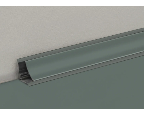 Sockelleiste aus Kunststoff, montiert an Wand