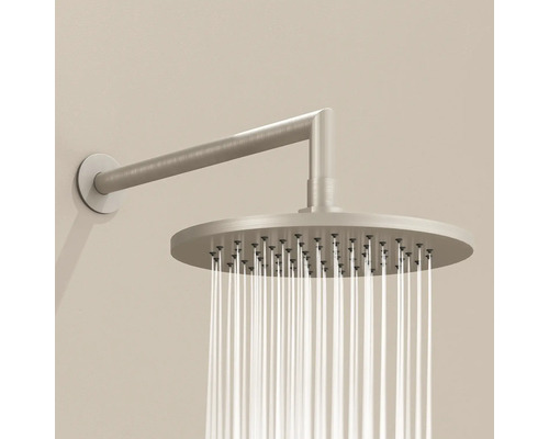 Regendusche mit Wandarm und laufendem Wasser