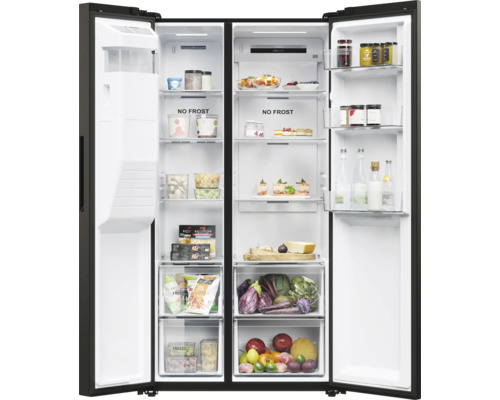 Geöffneter Side-by-Side Kühlschrank mit Lebensmitteln in Regalen und Schubladen