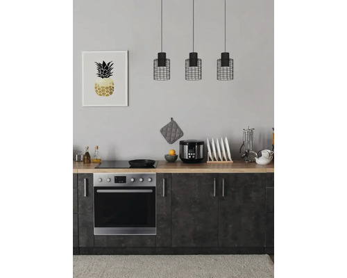 Küchenzeile mit Backofen, Kochfeld, Pendelleuchten und Dekoration