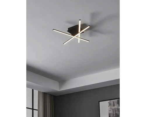 Deckenleuchte mit linearem Design im Wohnzimmer