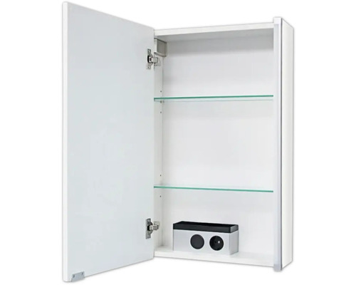 Geöffneter weißer Spiegelschrank mit zwei Glasböden und Steckdosenelement.