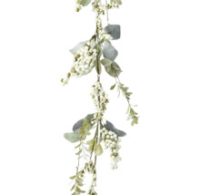 Dekorative Girlande mit Beeren und Blättern zur saisonalen Dekoration