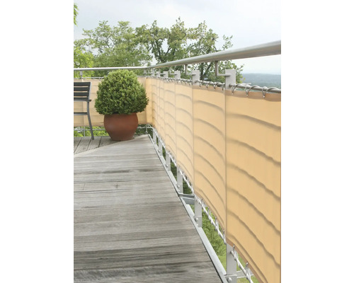 Balkon mit Sichtschutz, Geländer, Holzfußboden und Topfpflanze