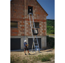 Bauaufzug vor einem zweistöckigen Haus im Rohbau mit zwei Bauarbeitern