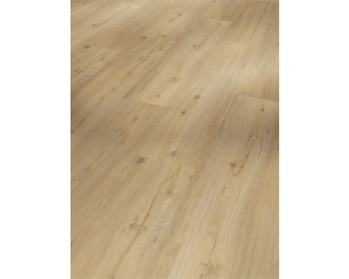 Verlegter Vinylboden in Holzoptik.