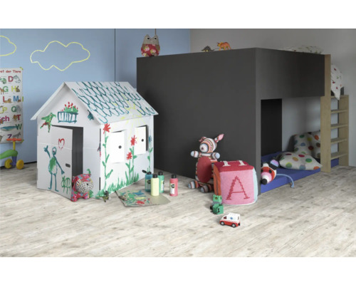 Spielzimmer mit Spielhaus, Hochbett und diversen Spielsachen.