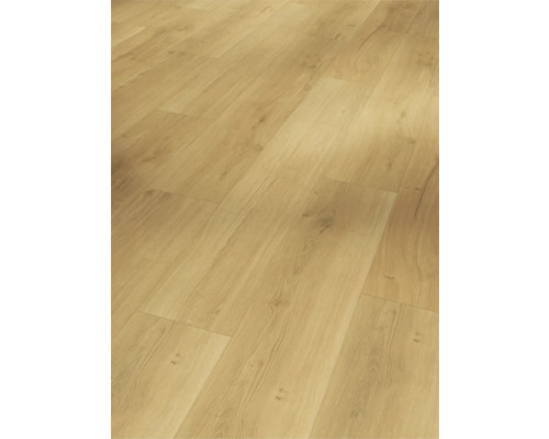 Nahaufnahme eines Laminatbodens in Holzoptik.