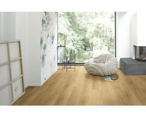 Heller Raum mit Laminatboden, Sessel und Kamin