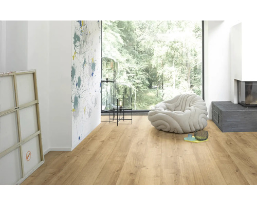 Heller Raum mit Laminatboden, Fenster, Sitzgelegenheit und Dekoration