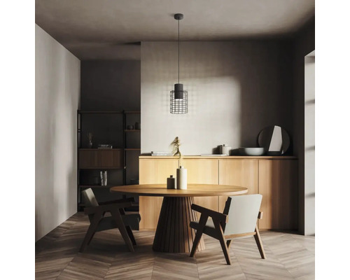 Esszimmer mit Holztisch, Stühlen, Hängeleuchte mit Käfigdesign und Holzschrank