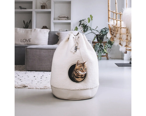 Katze in einem Katzenhaus im Wohnzimmer