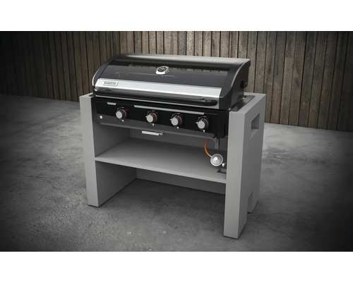 Gasgrill mit vier Brennern auf einem Unterschrank