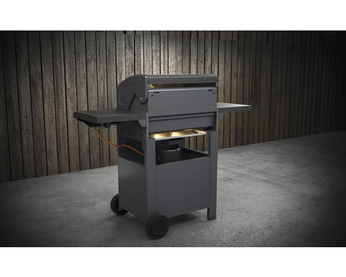 Gasgrill mit Rollen und Seitenablage vor einer Holzwand