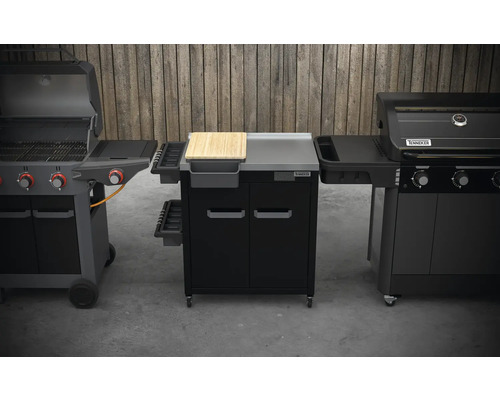 Zwei Gasgrills und ein Grillwagen der Marke Tenneker