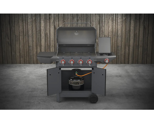 Gasgrill mit offener Haube und Gasflasche im Unterschrank