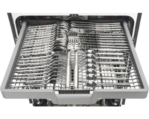 Besteckschublade eines Geschirrspülers mit verschiedenen Besteckteilen