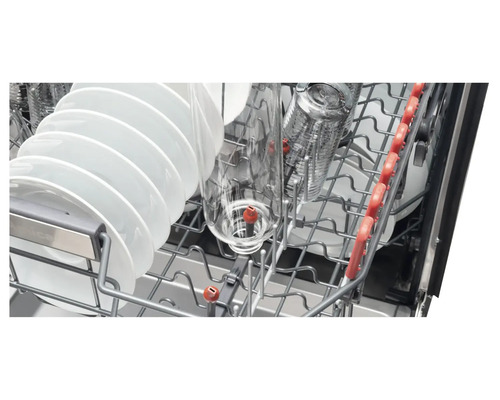 Geschirrspülmaschine mit Geschirr im Innenraum