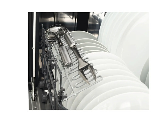 Geschirrspüler mit Tellern und Küchenutensilien im Geschirrkorb