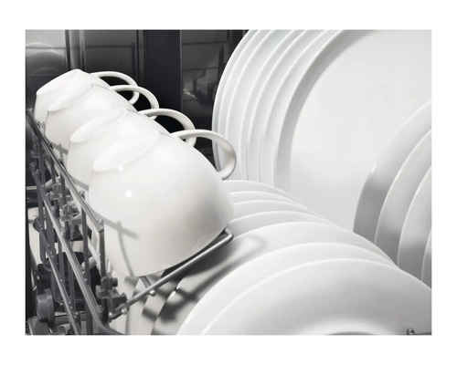 Geschirrspülmaschine mit Tassen und Tellern
