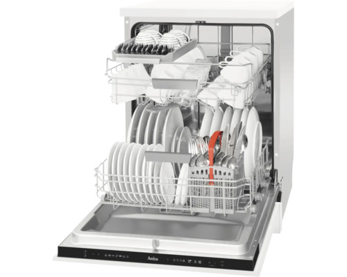 Offener Geschirrspüler mit Geschirr und Besteck