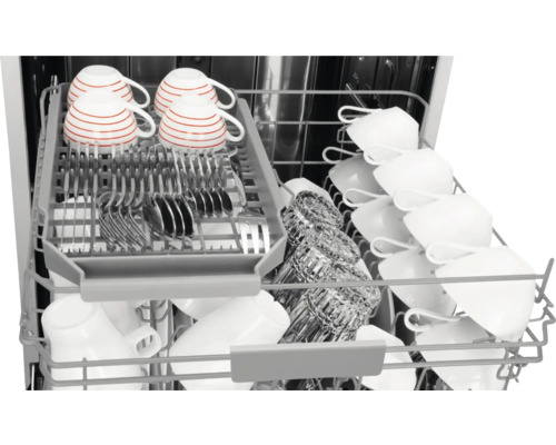 Geschirrspülmaschine mit Tassen, Gläsern und Besteck in den Körben
