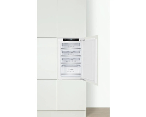 Eingebauter Gefrierschrank mit geöffneter Tür und mehreren Schubladen