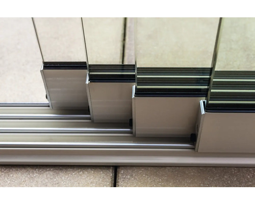 Detailaufnahme einer Glasschiebetür mit Aluminiumrahmen und Laufschiene.