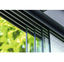 Detailansicht einer Glasschiebetür mit Rahmen