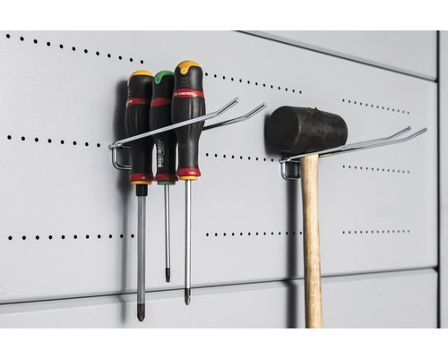 Werkzeugwand mit Schraubendrehern und Hammer