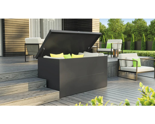 Geöffnete Aufbewahrungsbox mit Kissen auf einer Terrasse