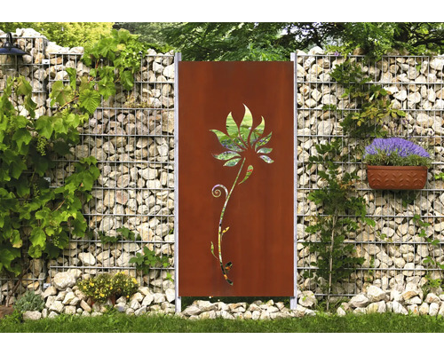 Gartenszene mit Gabionenwand und Sichtschutzelement mit Blumenausschnitt