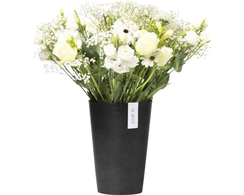 Blumenstrauß mit weißen Blüten in schwarzem Übertopf