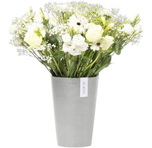 Strauß weißer Blumen in einem Metalleimer