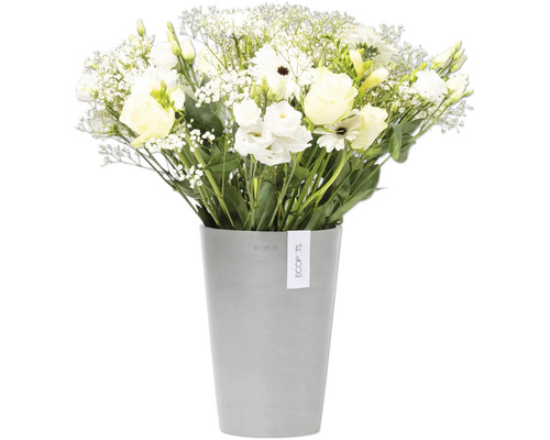 Strauß weißer Blumen in einem Metalleimer