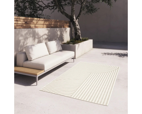 Außenbereich mit Sofa und geometrischem Teppich