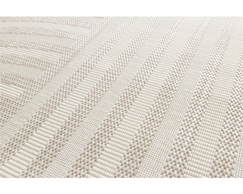 Detailansicht eines hellen Teppichs mit geometrischem Muster