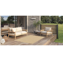 Szene mit einer Outdoor Lounge auf einer Holzterrasse und einem rechteckigen Teppich