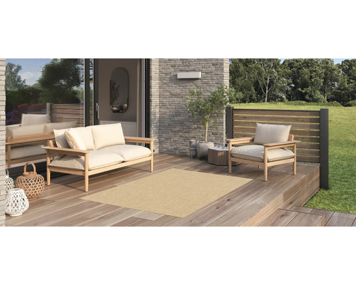 Außenbereich mit Holzterrasse, Teppich, Sofa und Sessel