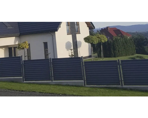Sichtschutzzaun aus Kunststoff vor einem Wohnhaus